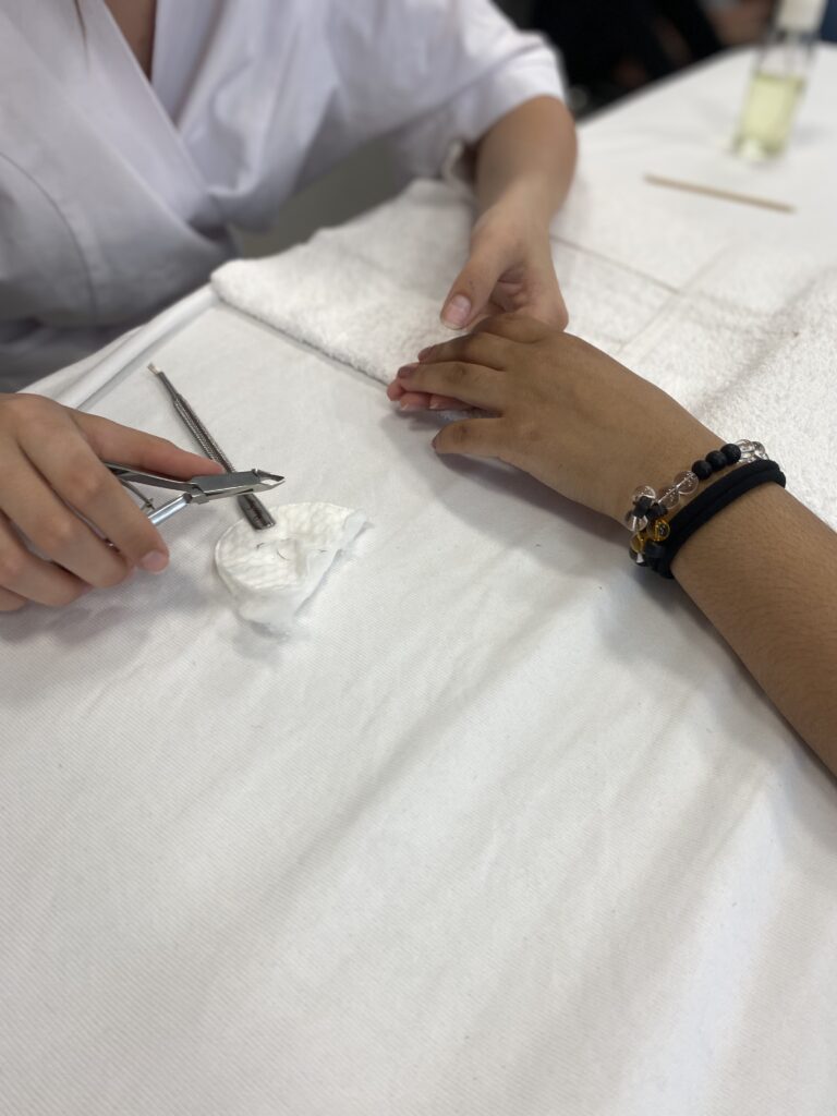 manucure formation bac pro esthétique cosmétique parfumerie